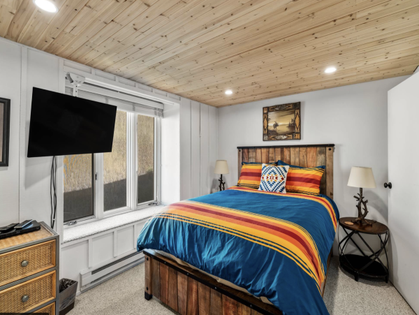 300 yards to the Slopes Sleeps 6 3 miles to Downtown